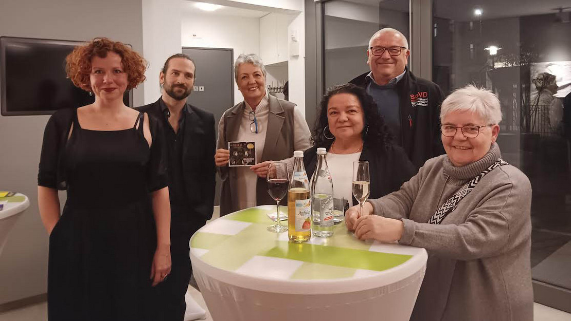 Günther und Regina Ruckdäschel im Gespräch mit Vertreter*innen anderer Organisationen.