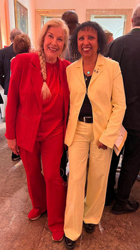 Meta Günther (li.) mit Fadumo Korn, Gründerin des Vereins NALA e.V.