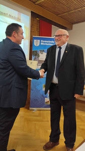 Bürgermeister Jochen Weber gratuliert Günther Ruckdäschel