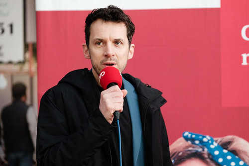 Mann spricht in ein Mikrofon. 