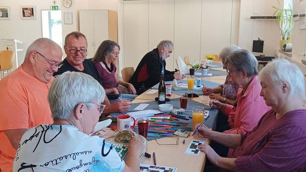 Menschen spielen am Tisch