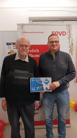 Dr. Josef Haas (li.) erhielt von Thomas Fischer einen Benzingutschein.