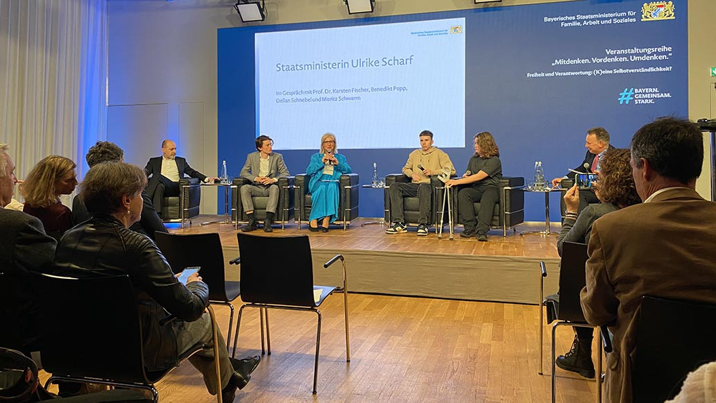 Staatsministerin Ulrike Scharf auf dem Podium.