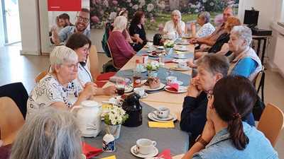 Mitglieder beim Kaffeetrinken