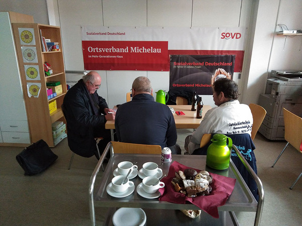 Dr. Haas im Gespräch mit zwei Ratsuchenden