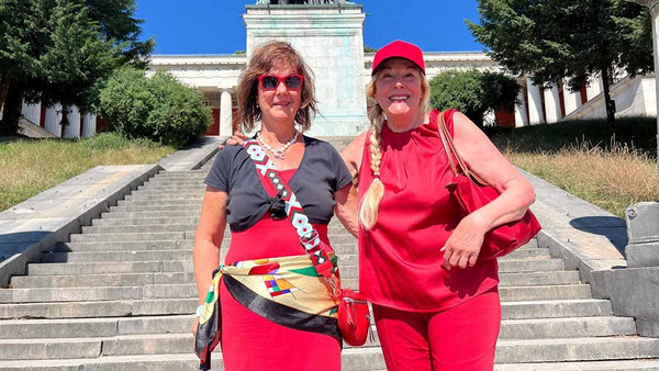 Zwei Frauen stehen vor der Treppe zur Bavaria-Statue