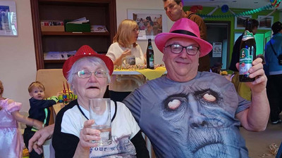 ein Paar mit Grusel-T-Shirt und Hütchen.