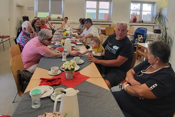 Mitglieder am gedeckten Tisch