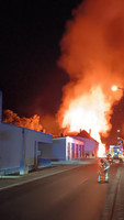 Straße mit Feuerwehrmann und brennenden Häusern