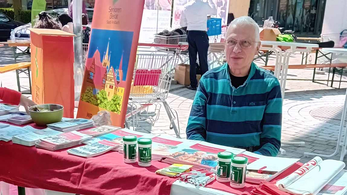 Kassierer Peter Guttenberger am Infotisch.