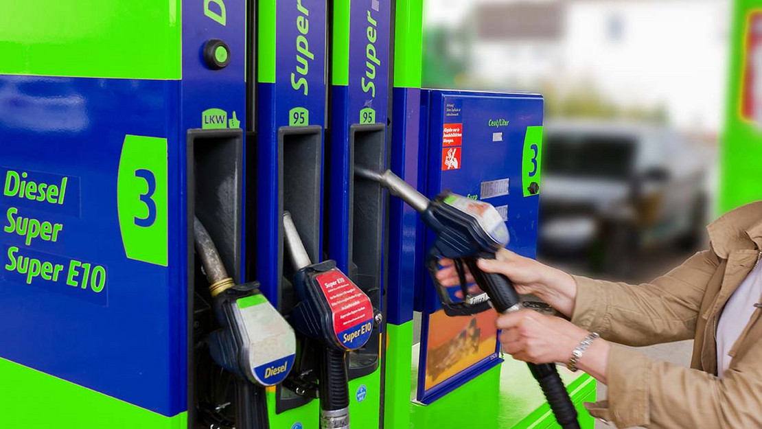 Eine Frau zieht den "Super"-Zapfhahn aus der Zapfsäule.