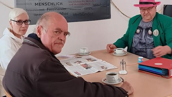 Dr. Josef Haas, vorne und Vorsitzender Günther Ruckdäschel mit einem Mitglied.