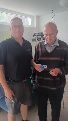 Zwei Männer stehen zusammen.