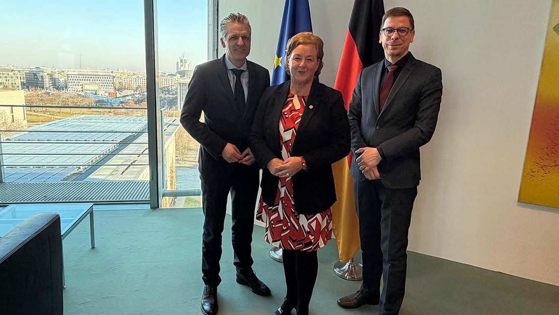 Kanzleramtsminister Thorsten Frei mit Michaela Engelmeier und Fabian Müller-Zetzsche vom SoVD.