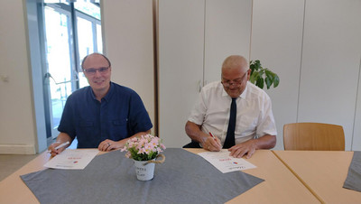 Vorsitzender Günther Ruckdäschel und der Leiter des BRK Mehr-Generationen Hauses, Frank Gerstner unterschreiben die Kooperationsurkunden.