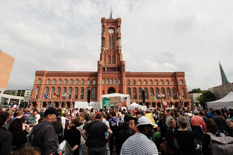 Menschenmenge vor dem Roten Rathaus in Berlin. 