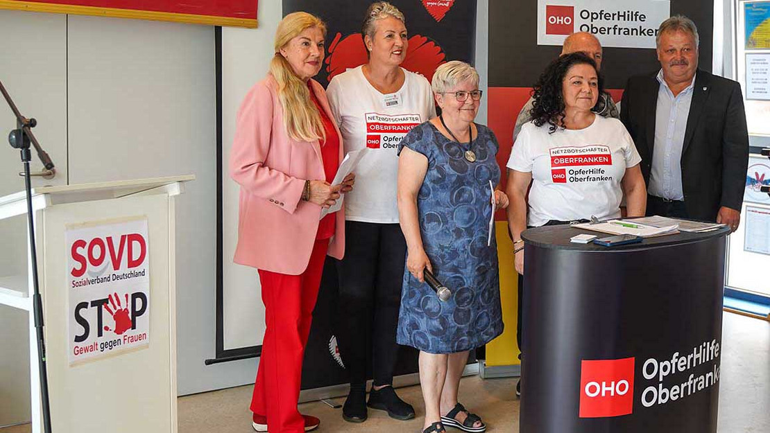  Meta Günther (li.) und Regina Ruckdäschel (Mitte) sowie Mitglieder der Opferhilfe Oberfranken.