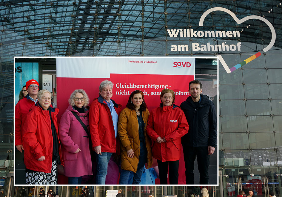 Mehrere Menschen posieren für ein Gruppenfoto 