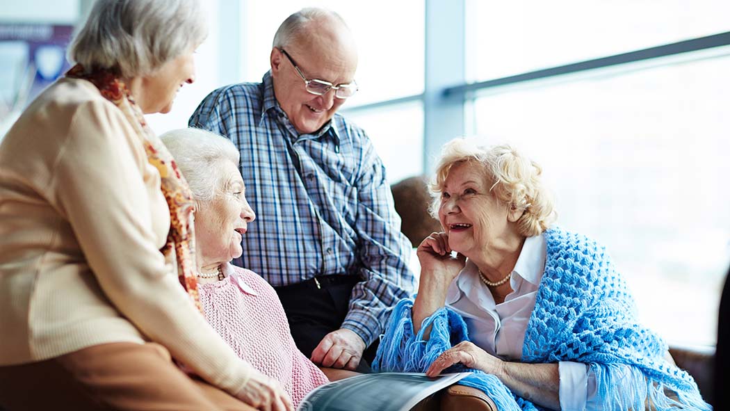 Vier alte Menschen sitzen beieinander