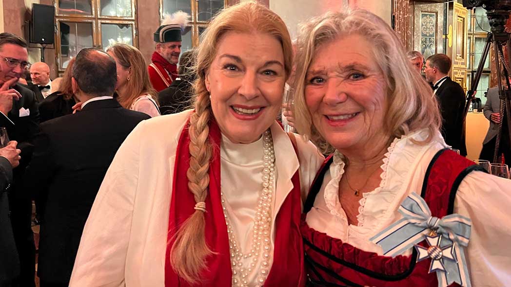 V. li.: SoVD-Landesvorsitzende Meta Günther mit Jutta Speidel.