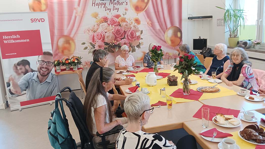 Frauen sitzen an festlich gedecktem Tisch