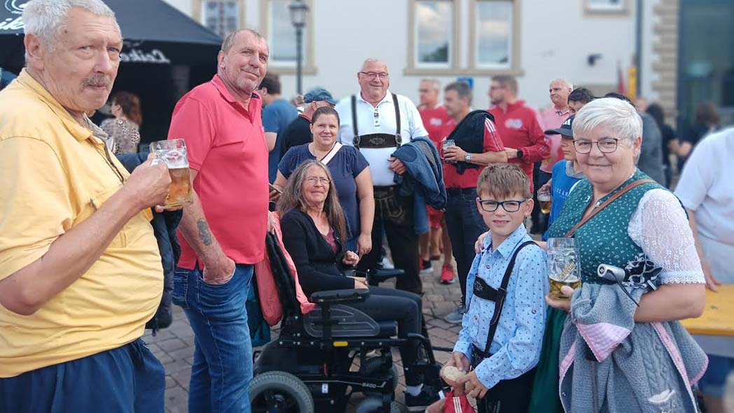 Menschen stehe auf der Straße