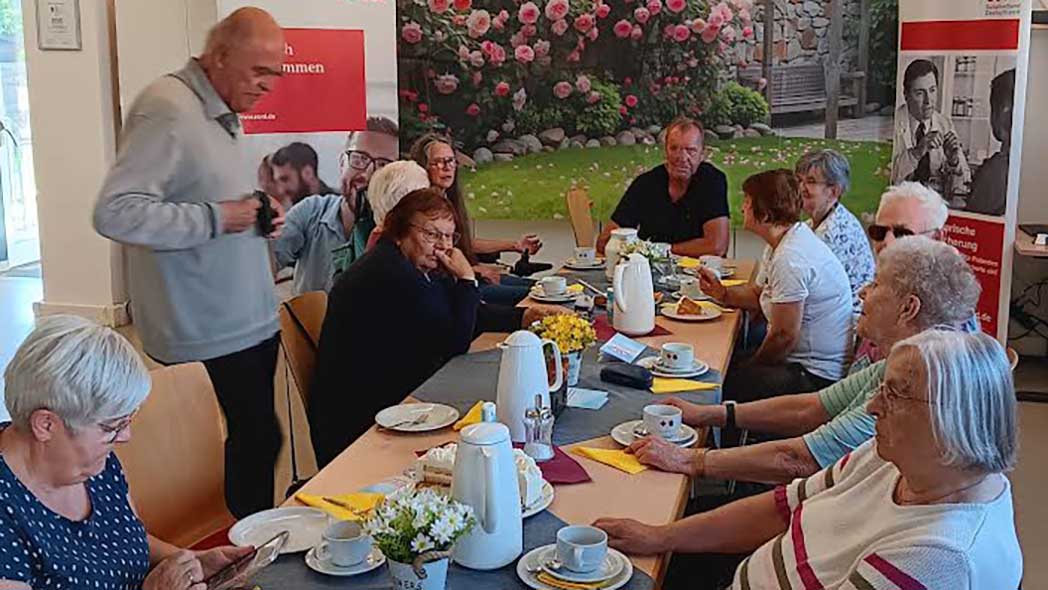 Viele Menschen am Tisch