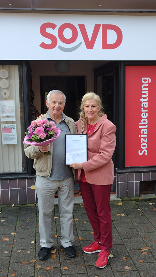 Walter Mänz wird von Meta Günther für 70-jährige Mitgliedschaft geehrt