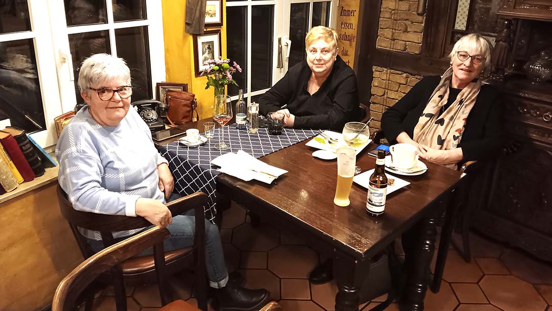  Regina Ruckdäschel, Jutta König und Susanne Langhagel sitzen an einem Tisch.